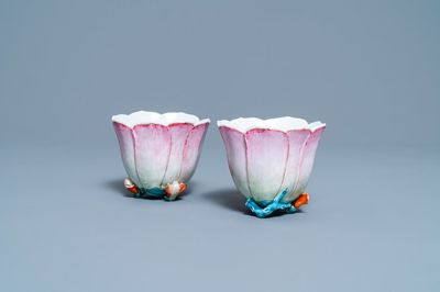 Een paar Chinese famille rose 'magnolia' kommen, Yongzheng