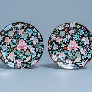 Een paar Chinese famille rose 'millefleurs' borden en een bord met blauwe fondkleur, 19/20e eeuw — foto 2
