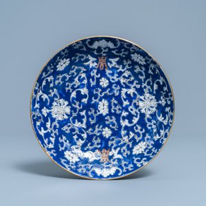 Een paar Chinese famille rose 'millefleurs' borden en een bord met blauwe fondkleur, 19/20e eeuw — foto 4