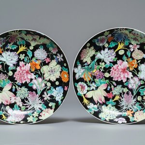 Een paar Chinese famille rose millefleurs borden, Jiaqing merk en periode — foto 1