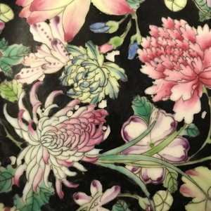Een paar Chinese famille rose millefleurs borden, Jiaqing merk en periode — foto 3
