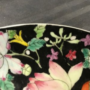 Een paar Chinese famille rose millefleurs borden, Jiaqing merk en periode — foto 5