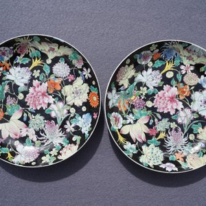 Een paar Chinese famille rose millefleurs borden, Jiaqing merk en periode — foto 9