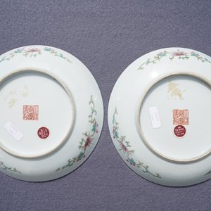 Een paar Chinese famille rose millefleurs borden, Jiaqing merk en periode — foto 10