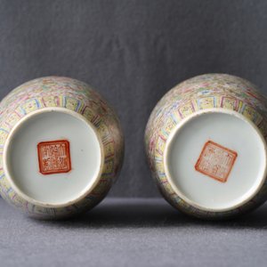 Een paar Chinese famille rose 'millefleurs' eierschaal vazen, Qianlong merk, Republiek, 20e eeuw — foto 13