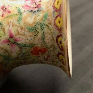Een paar Chinese famille rose 'millefleurs' eierschaal vazen, Qianlong merk, Republiek, 20e eeuw — foto 18