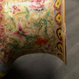 Een paar Chinese famille rose 'millefleurs' eierschaal vazen, Qianlong merk, Republiek, 20e eeuw — foto 19