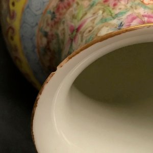 Een paar Chinese famille rose 'millefleurs' eierschaal vazen, Qianlong merk, Republiek, 20e eeuw — foto 20