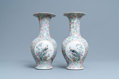 Een paar Chinese famille rose 'millefleurs' vazen, Qianlong merk, Republiek