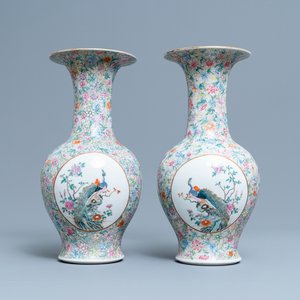 Een paar Chinese famille rose 'millefleurs' vazen, Qianlong merk, Republiek — foto 1