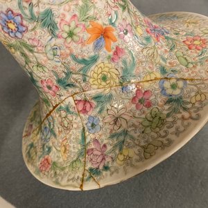 Een paar Chinese famille rose 'millefleurs' vazen, Qianlong merk, Republiek — foto 12