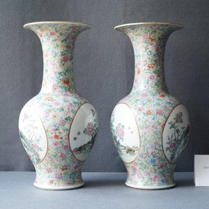 Een paar Chinese famille rose 'millefleurs' vazen, Qianlong merk, Republiek — foto 8