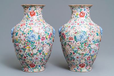 Een paar Chinese famille rose 'millefleurs' vazen, Qianlong merk, Republiek, 20e eeuw
