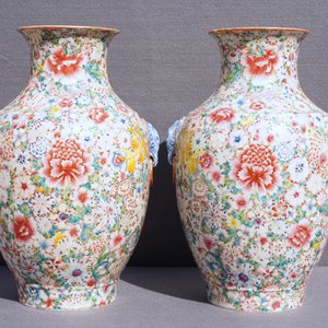 Een paar Chinese famille rose 'millefleurs' vazen, Qianlong merk, Republiek, 20e eeuw — foto 8