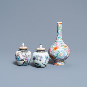 Een paar Chinese famille rose miniatuur dekselvaasjes en een millefleur vaas, Qianlong merken, Republiek — foto 1