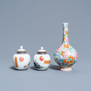 Een paar Chinese famille rose miniatuur dekselvaasjes en een millefleur vaas, Qianlong merken, Republiek — foto 4