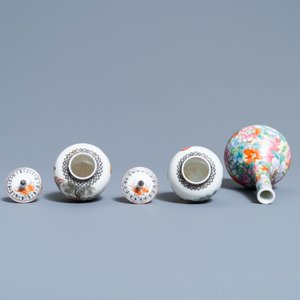 Een paar Chinese famille rose miniatuur dekselvaasjes en een millefleur vaas, Qianlong merken, Republiek — foto 6