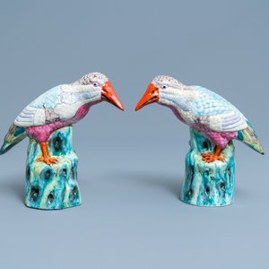 Een paar Chinese famille rose modellen van ijsvogels, Qianlong — foto 1