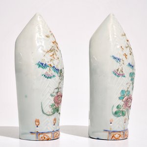 Een paar Chinese famille rose muurvaasjes, 18/19e eeuw — foto 5