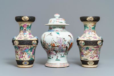 Een paar Chinese famille rose Nanking vazen en een dekselvaas, 19e eeuw
