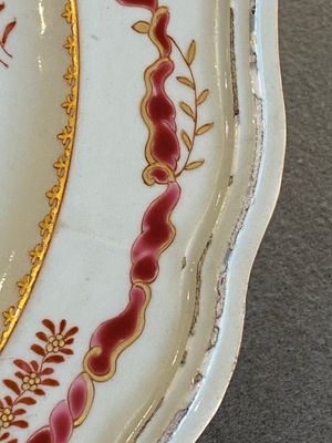 Een paar Chinese famille rose onderschotels voor 'Boeddha' terrines, Qianlong — foto 13
