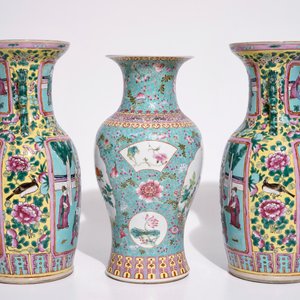 Een paar Chinese famille rose op turquoise fond vazen, 19e, en een vaas met Qianlong merk, 20e eeuw — foto 2