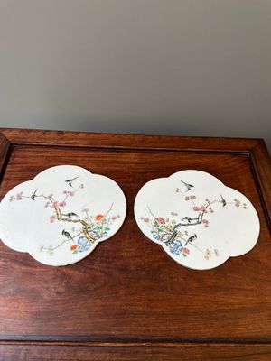 Een paar Chinese famille rose plaquettes met vogels tussen bloesemtakken, 19e eeuw — foto 1