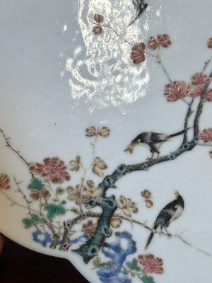 Een paar Chinese famille rose plaquettes met vogels tussen bloesemtakken, 19e eeuw — foto 11