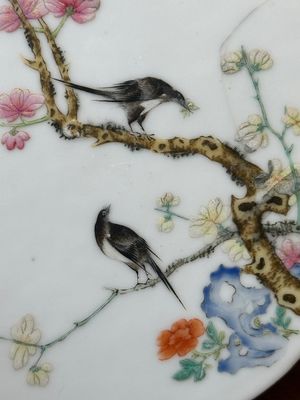 Een paar Chinese famille rose plaquettes met vogels tussen bloesemtakken, 19e eeuw — foto 5