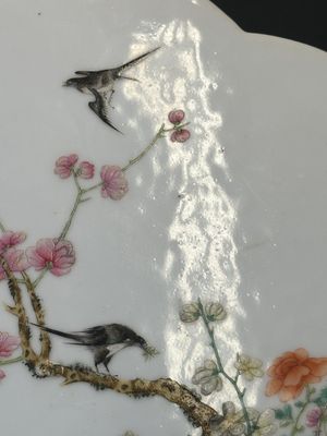 Een paar Chinese famille rose plaquettes met vogels tussen bloesemtakken, 19e eeuw — foto 6