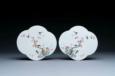 Een paar Chinese famille rose plaquettes met vogels tussen bloesemtakken, 19e eeuw