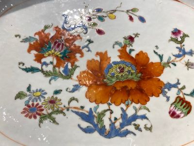 Een paar Chinese famille rose 'Pompadour' schotels, Qianlong, ca. 1745 — foto 12