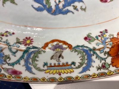 Een paar Chinese famille rose 'Pompadour' schotels, Qianlong, ca. 1745 — foto 15