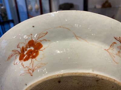 Een paar Chinese famille rose 'Pompadour' schotels, Qianlong, ca. 1745 — foto 7