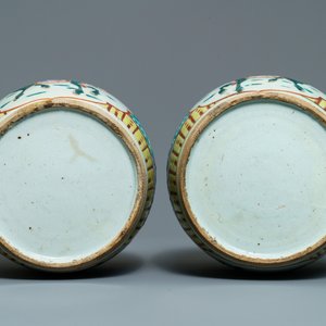 Een paar Chinese famille rose potten en een paar famille verte craquelé kommen, 19/20e eeuw — foto 9