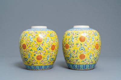Een paar Chinese famille rose potten met vleermuizen en shou-symbolen, Qianlong merk, 19e eeuw