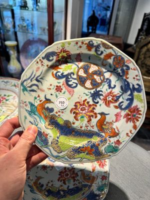 Een paar Chinese famille rose 'pseudo-tabaksbladeren' borden, Qianlong — foto 2