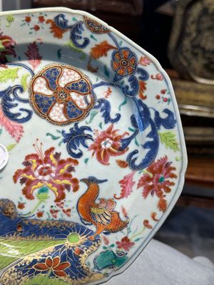 Een paar Chinese famille rose 'pseudo-tabaksbladeren' borden, Qianlong — foto 4