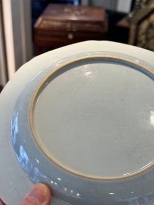 Een paar Chinese famille rose 'pseudo-tabaksbladeren' borden, Qianlong — foto 7
