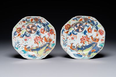Een paar Chinese famille rose 'pseudo-tabaksbladeren' borden, Qianlong