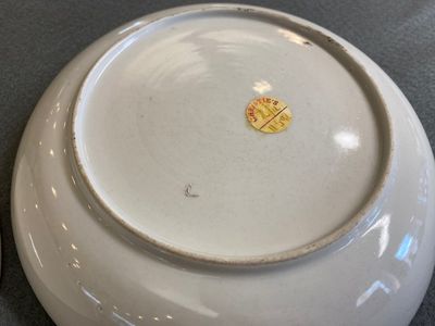 Een paar Chinese famille rose 'pseudo-tabaksbladeren' borden, Qianlong — foto 3