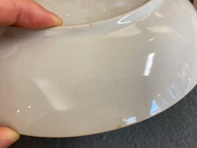 Een paar Chinese famille rose 'pseudo-tabaksbladeren' borden, Qianlong — foto 5