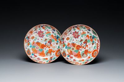 Een paar Chinese famille rose 'pseudo-tabaksbladeren' borden, Qianlong