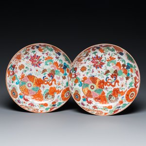 Een paar Chinese famille rose 'pseudo-tabaksbladeren' borden, Qianlong — foto 1