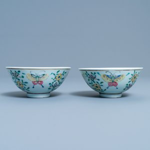 Een paar Chinese famille rose 'rijstkorrel' kommen met vlinders, Qianlong merk, 18/19e eeuw — foto 2