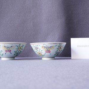 Een paar Chinese famille rose 'rijstkorrel' kommen met vlinders, Qianlong merk, 18/19e eeuw — foto 9