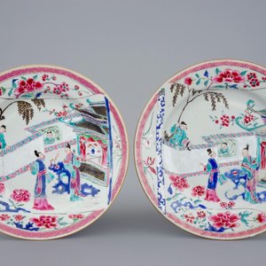 Een paar Chinese famille rose "Romance of the Western Chamber" borden, Yongzheng — foto 1
