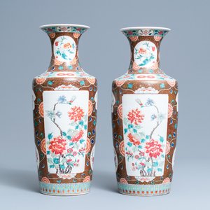 Een paar Chinese famille rose rouleau vazen, 19e eeuw — foto 1