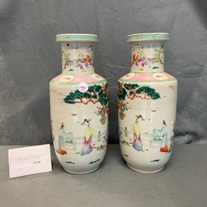 Een paar Chinese famille rose rouleau vazen met onsterfelijken, 19/20e eeuw — foto 7