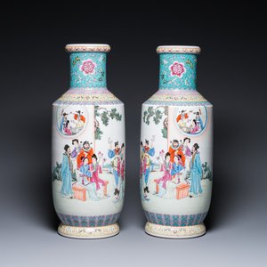 Een paar Chinese famille rose rouleau vazen, Qianlong merk, Republiek — foto 1